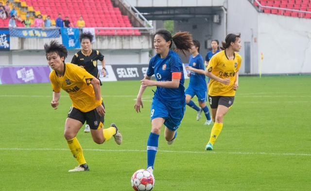体育赛场热闹非凡：女足比赛引人瞩目