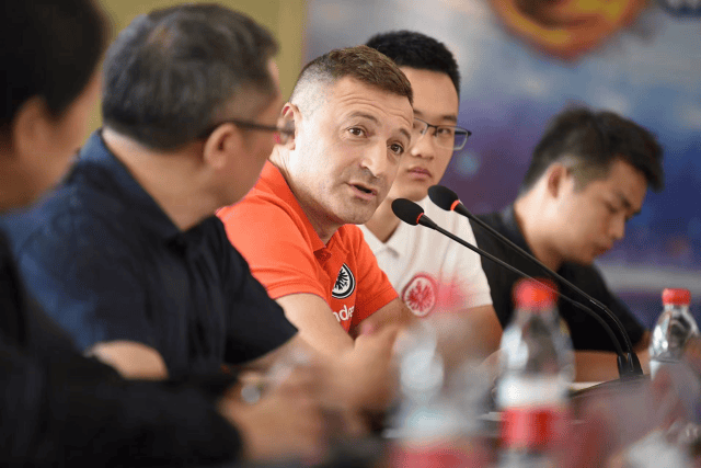 法兰克福主教练解雇，球员表现不佳