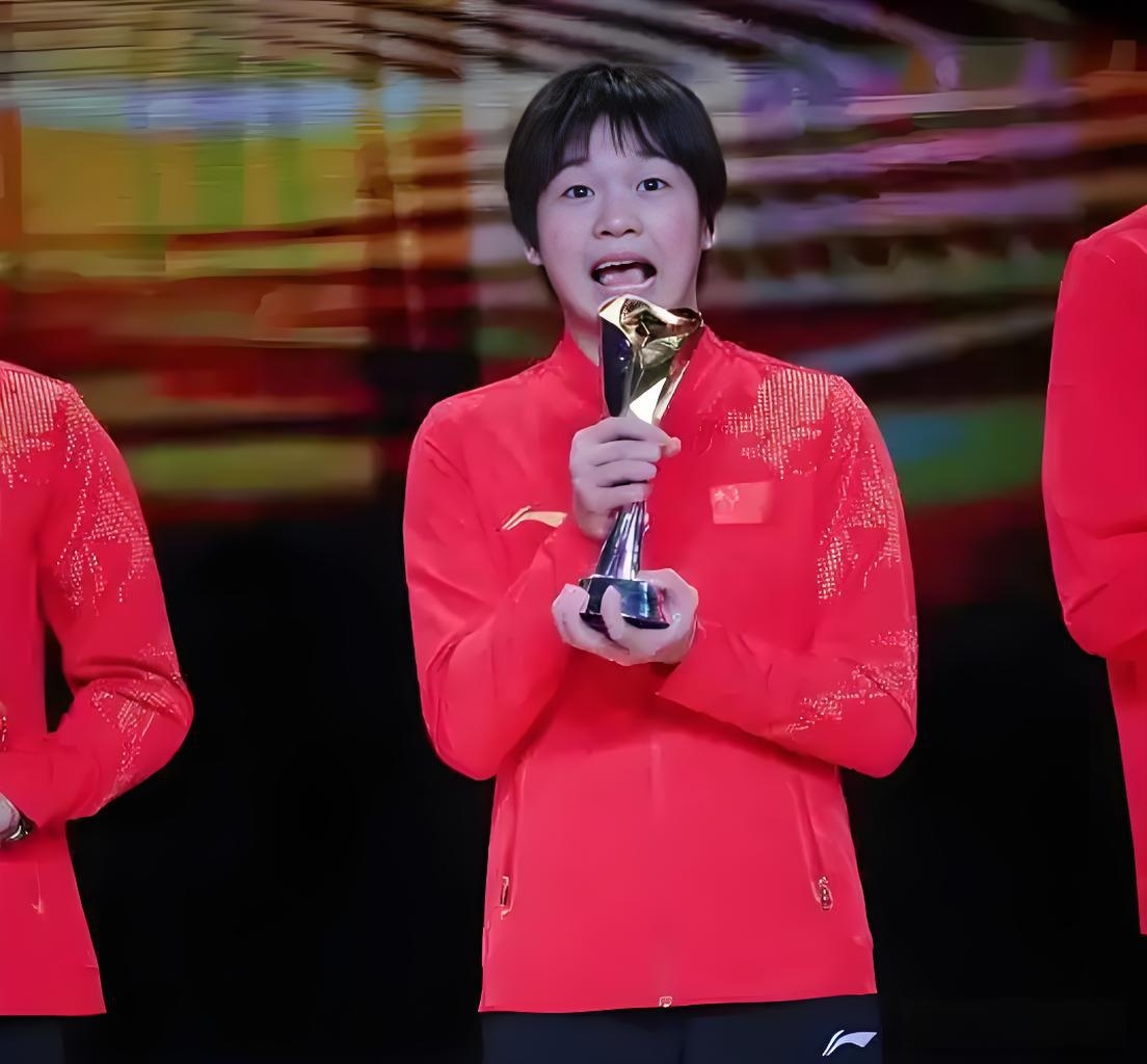 戴着国旗走向领奖台欢庆胜利